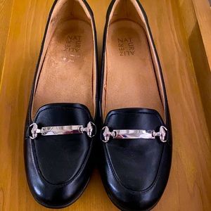 Women’s black flats